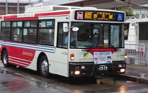 雨露に濡れる関東バス - 中河原昭仁 