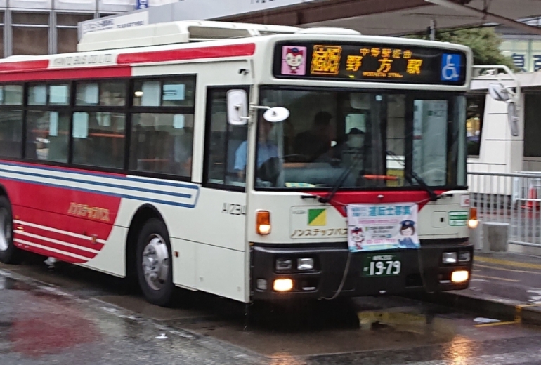 雨露に濡れる関東バス