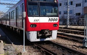 春の青空と京急電車 - 中河原昭仁