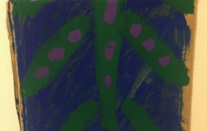 カッコいい黄色い花瓶に生けられて得意げな雑草 - シンゴ