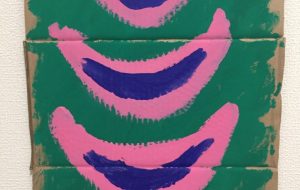 黄色い帽子をかぶってご機嫌な雑草 - シンゴ