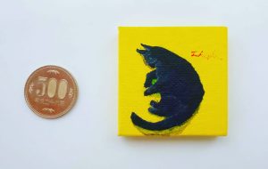黄色い背景の黒猫 - 阿部貴志 