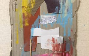 机に向かって本を読む男 - シンゴ