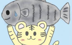 魚を持ち上げるトラジロウ - Junna