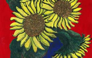 赤い背景の四輪の向日葵の花瓶 - 阿部貴志