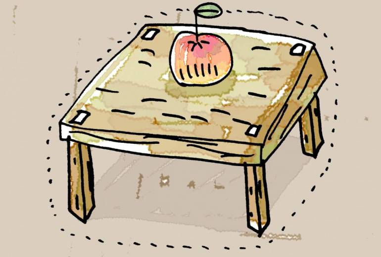 机の上のりんご