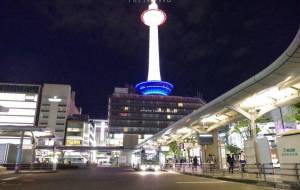 京都タワーと京都市バス - 中河原昭仁