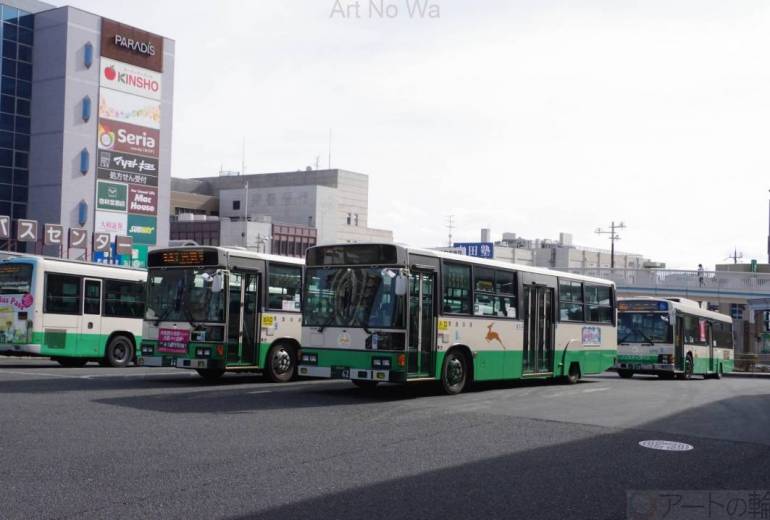 大和路を走る旧いバス