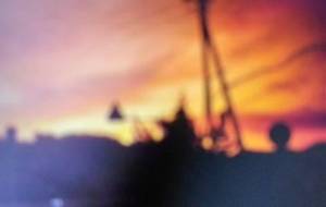 冷蔵庫の前でご飯ご飯毎日毎日 - 真鍋哲地