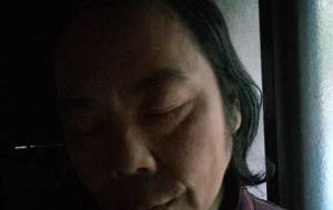 瞳お閉じて抱きしめてください - 真鍋哲地