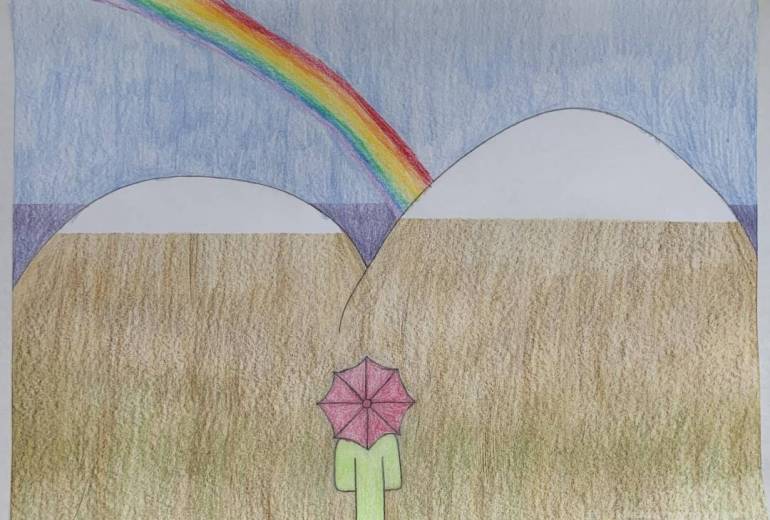 雪山の前で虹を見ながら傘をさす少女