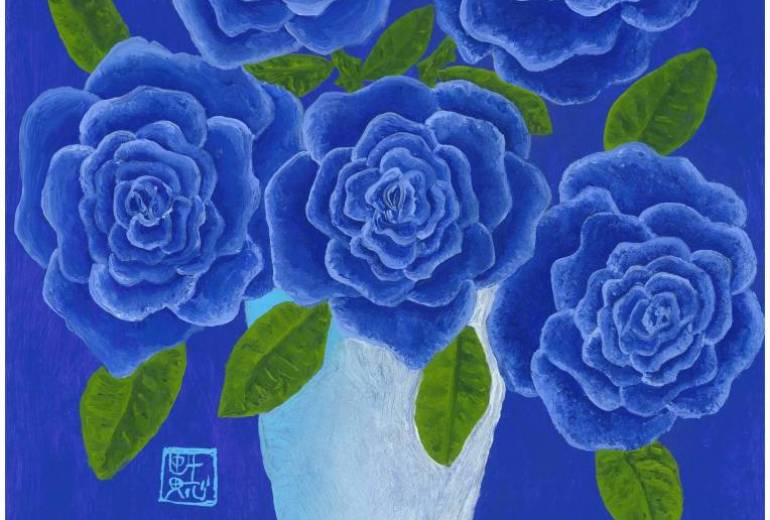 青の背景の青い薔薇の花瓶