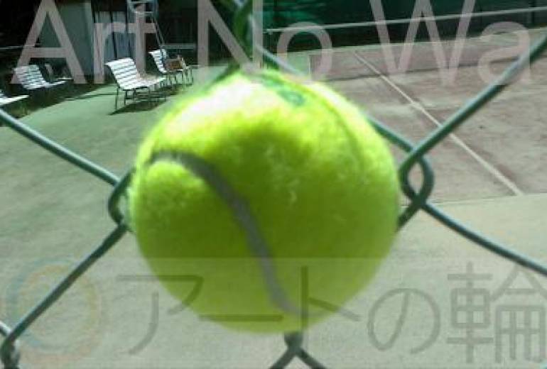 めり込んだテニスボール