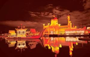 反射する王室御座船のレプリカとモスク - Amy