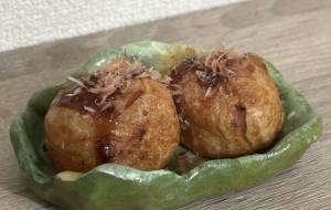 自作のお皿にたこ焼き乗せました - 角+