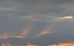 雲の隙間からの光 - 宇宙くらげ