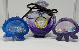 置時計とクラゲのキーホルダー - 宇宙くらげ