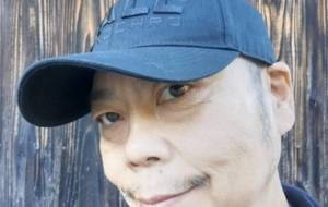 悲しみは沢山あるけど世界中は、笑顔と幸せにね、大切な人に笑顔、大切な人達に笑顔を、母さんの笑顔が見たいよ!! - 真鍋哲地