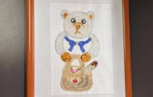 りんごかごを持ってフランスパンとお花を買物しているかわいい白クマちゃん - rinrico