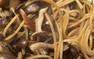 舞茸とシメジのバター醤油パスタ - 笹谷正博