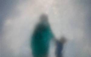 障がい児童施設の帰り道、母さん僕は大きくなったら守だよ！母さんを - 真鍋哲地 