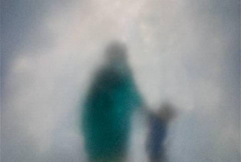 障がい児童施設の帰り道、母さん僕は大きくなったら守だよ！母さんを