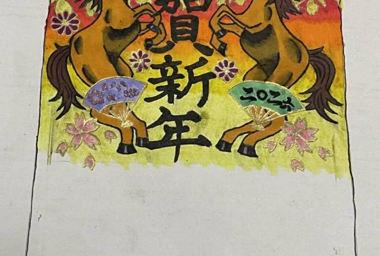 新年に向かって炎に包まれても生き延びる強い馬