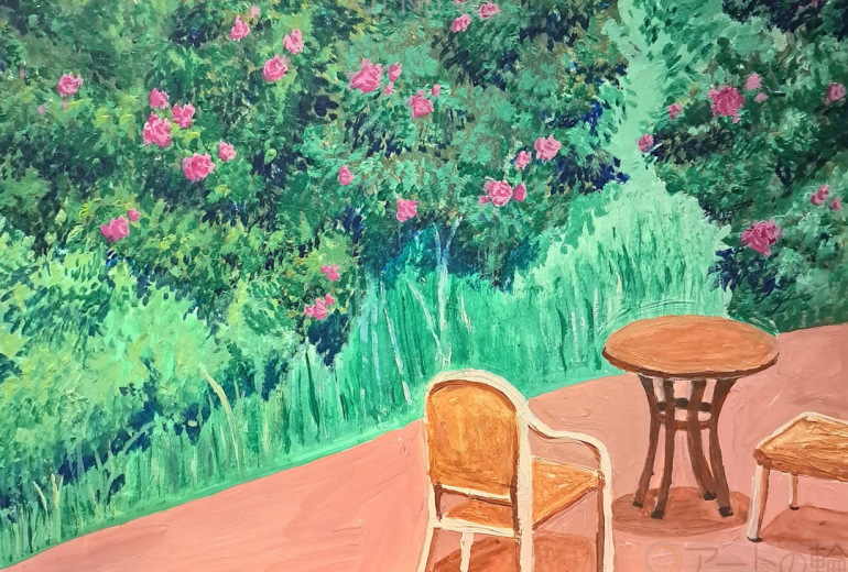 バラの植木とテラス