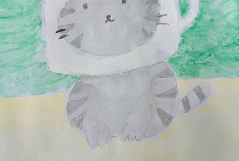 カップの着ぐるみをかぶったネコ