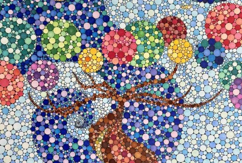 太陽と月の下、安寧祈願の木