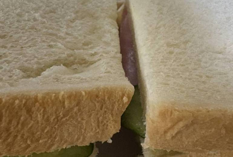 サンドイッチ作る