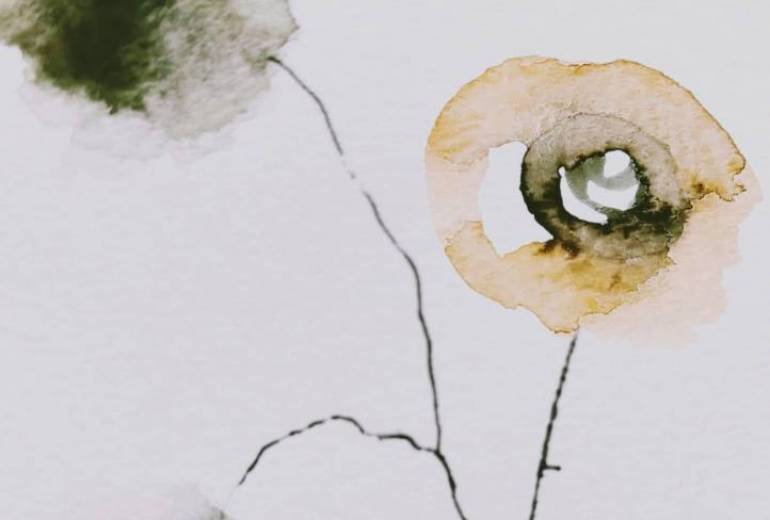 茶色の小瓶にさした花1