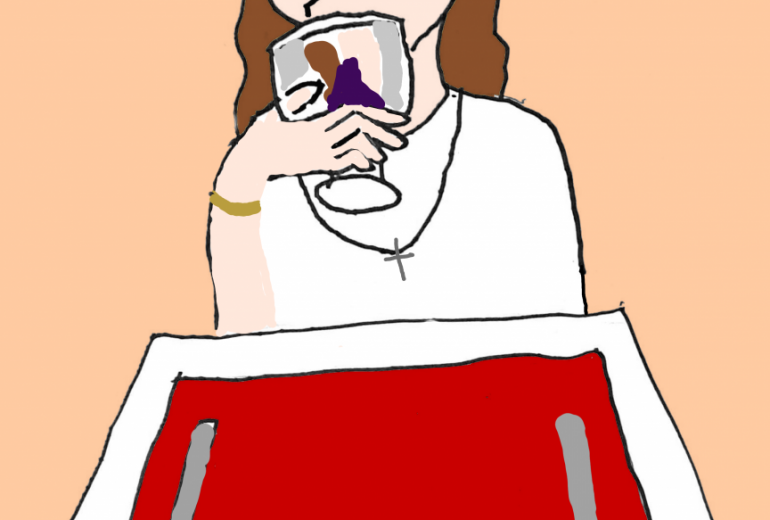 La femme a goûté un verre de vin