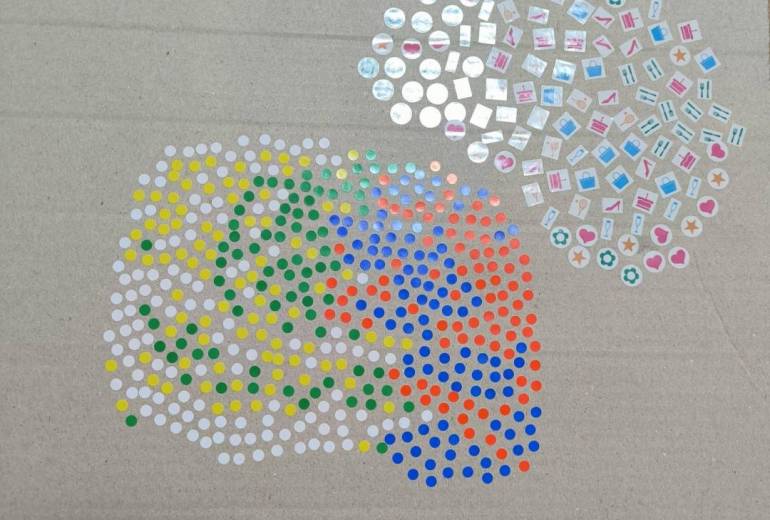 白黄色緑と赤青