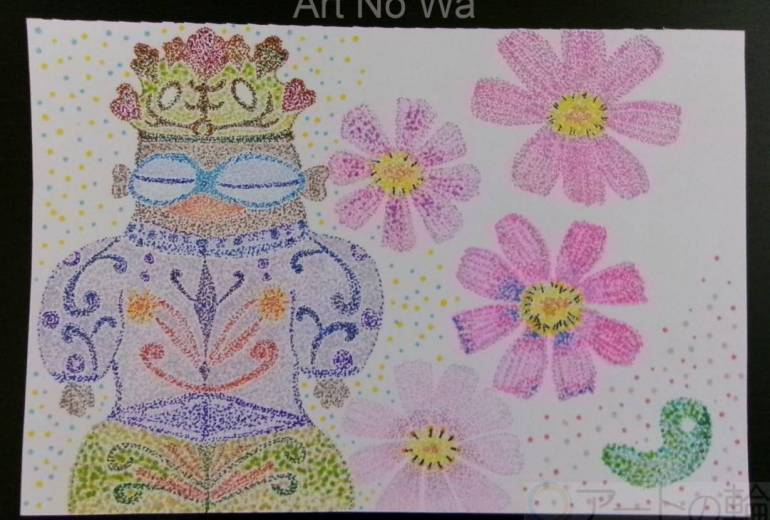 勾玉とコスモスに思いを馳せる遮光器土偶さん