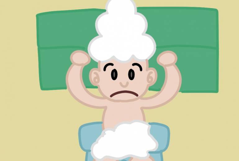 お風呂に入っている男の子