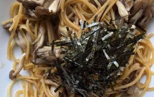 ベーコンと舞茸とシメジのバター醤油パスタ - 笹谷正博 