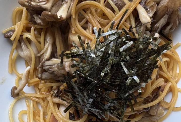 ベーコンと舞茸とシメジのバター醤油パスタ