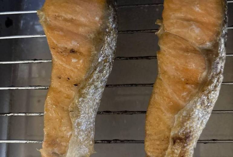 ハンドメイド料理焼き鮭あまりお節料理がないですみかんないです