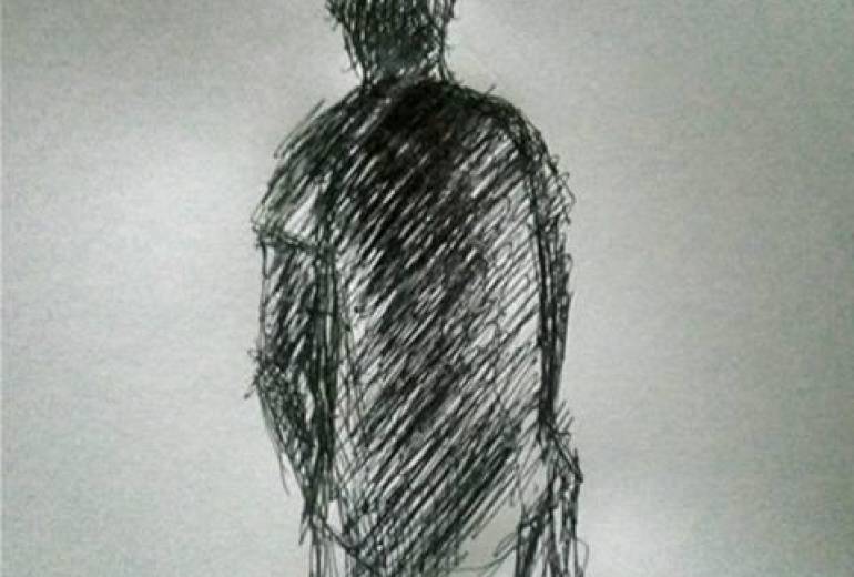 遠くのホームレスの老人（どこか愛らしい尊い背中）