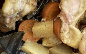 余った野菜で煮物作る - 笹谷正博 