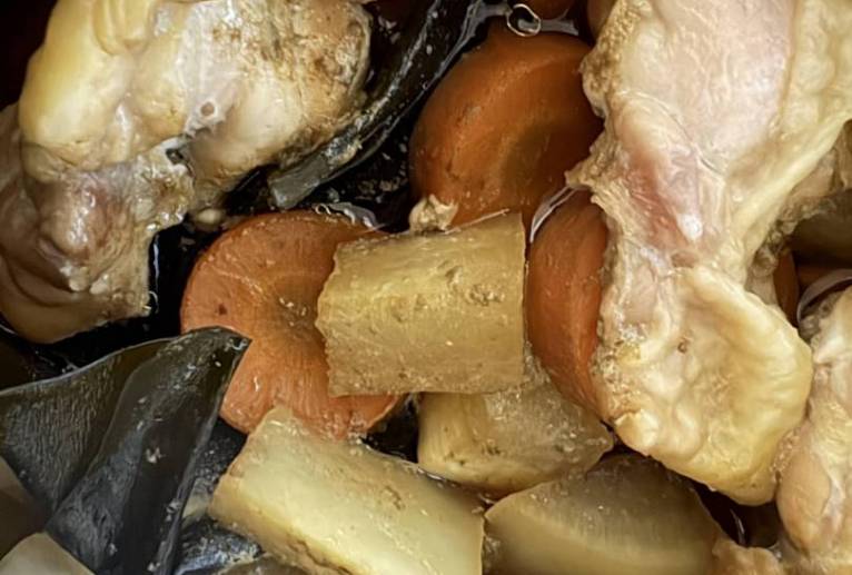 余った野菜で煮物作る - 笹谷正博 