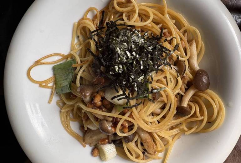 食事作るの大変ですでも作らないとお金ないです納豆パスタ