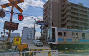 踏切を通過する仙石線 - 軍曹 