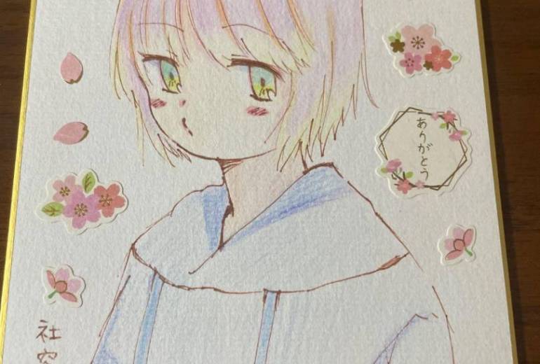 口をすぼめる女の子